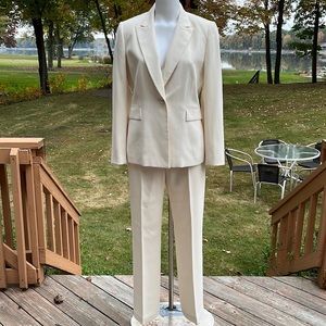 NWOT Stresa stunning cream suit 10
